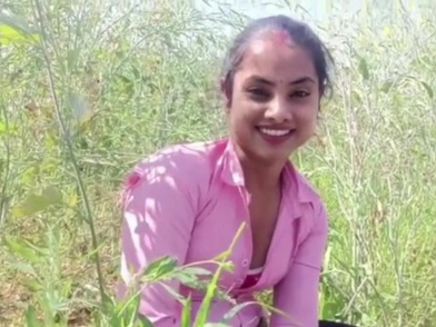 Messy conversation with Neha Bhabhi by taking her to the mustard field