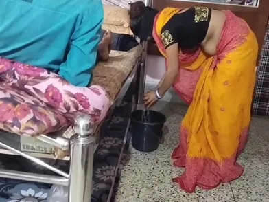 Kamwali's gand gets ferociously wrecked by a chhote ...